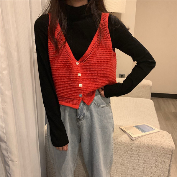 Ženski pleteni prsluk sa špic izrezom i gumbima