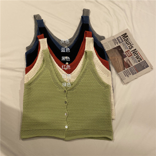 Ženski pleteni prsluk sa špic izrezom i gumbima