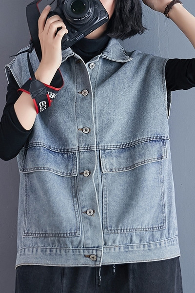 Šiuolaikinė moteriška džinsinė liemenė su apykakle ir kišenėmis mėlynos spalvos