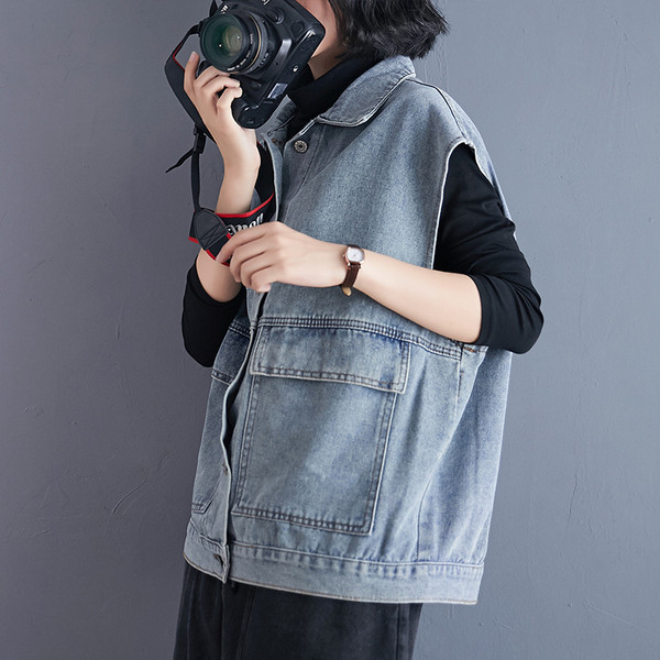 Šiuolaikinė moteriška džinsinė liemenė su apykakle ir kišenėmis mėlynos spalvos