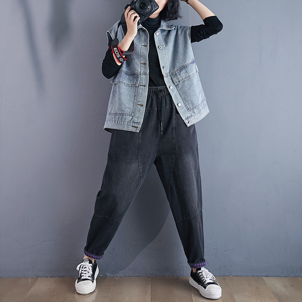 Šiuolaikinė moteriška džinsinė liemenė su apykakle ir kišenėmis mėlynos spalvos