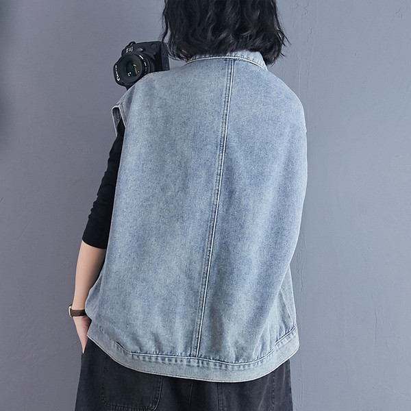 Šiuolaikinė moteriška džinsinė liemenė su apykakle ir kišenėmis mėlynos spalvos