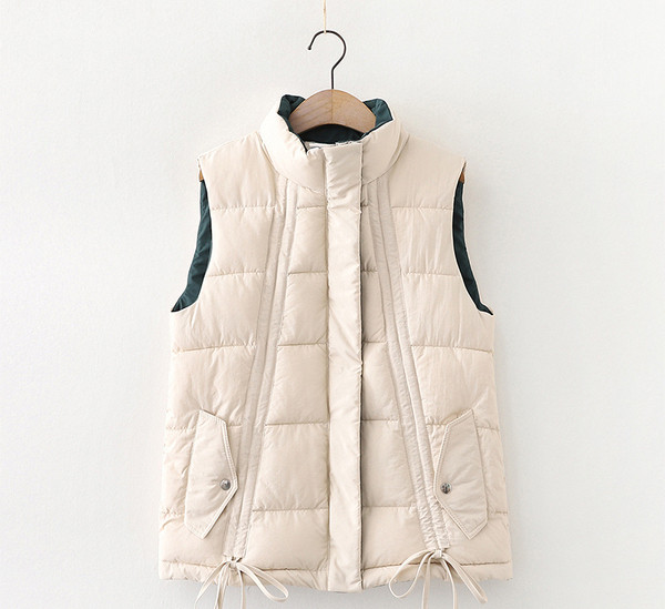 Paminkštinta rudens-žiemos liemenė su užtrauktuku ir raišteliais