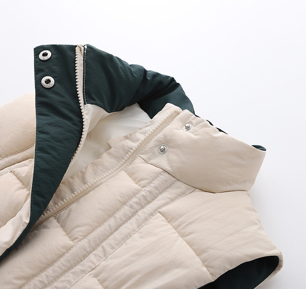 Paminkštinta rudens-žiemos liemenė su užtrauktuku ir raišteliais