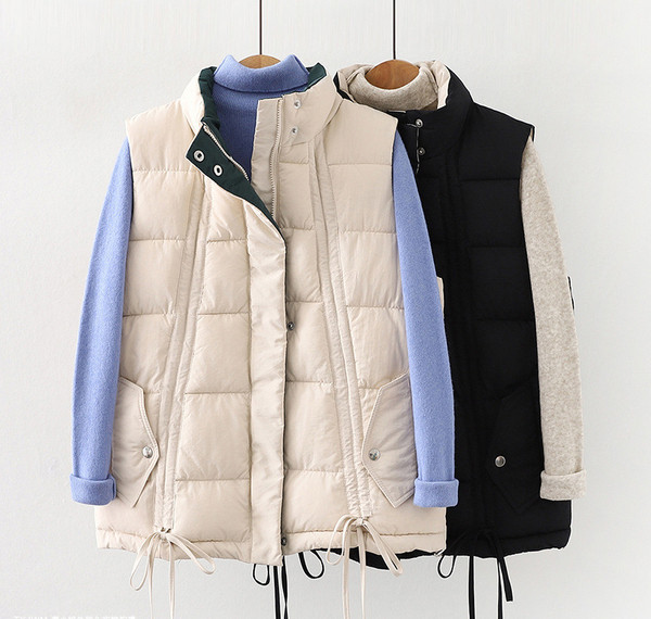 Paminkštinta rudens-žiemos liemenė su užtrauktuku ir raišteliais