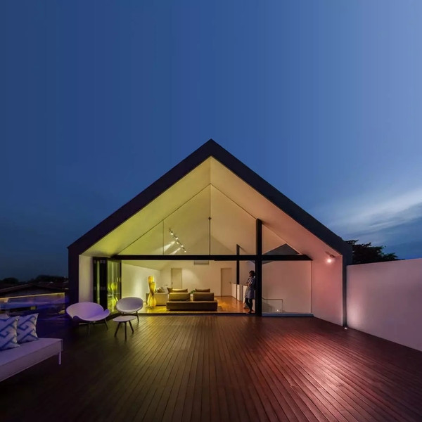 Интелигентна LED крушка с променящи се цветове 7.5 W с Wi-Fi