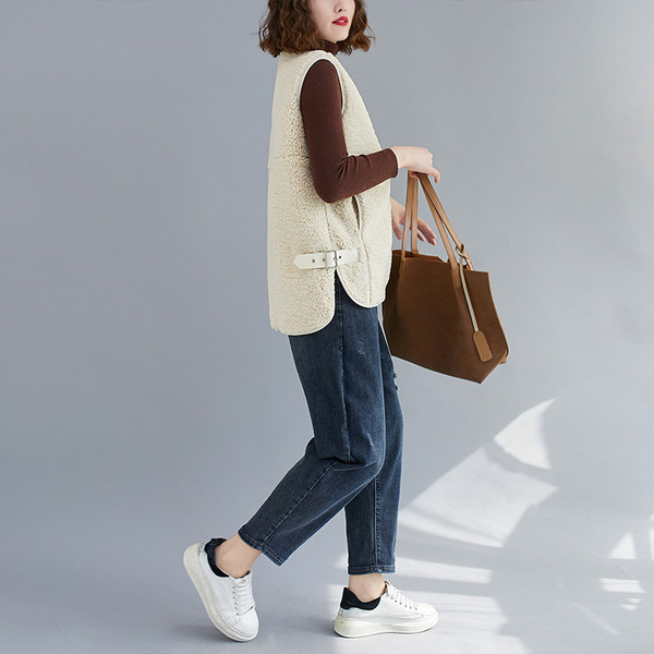 Naujo modelio moteriška pūkinė liemenė su sagtimis ir sagomis