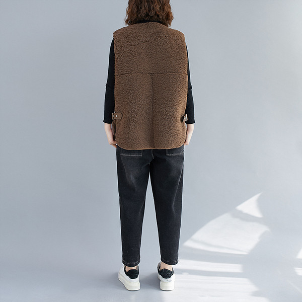 Naujo modelio moteriška pūkinė liemenė su sagtimis ir sagomis