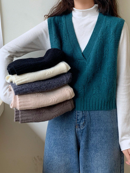 Kratki pleteni ženski prsluk s V izrezom