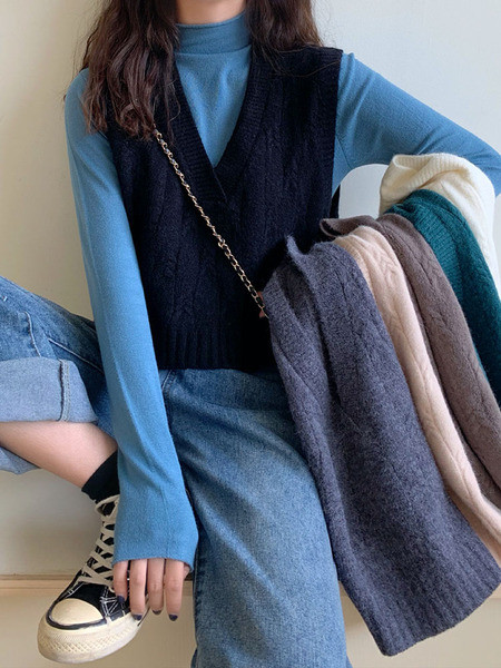 Kratki pleteni ženski prsluk s V izrezom