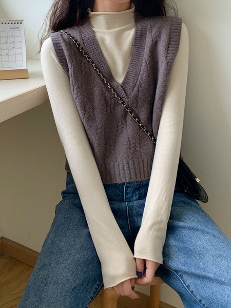 Kratki pleteni ženski prsluk s V izrezom