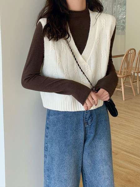 Kratki pleteni ženski prsluk s V izrezom