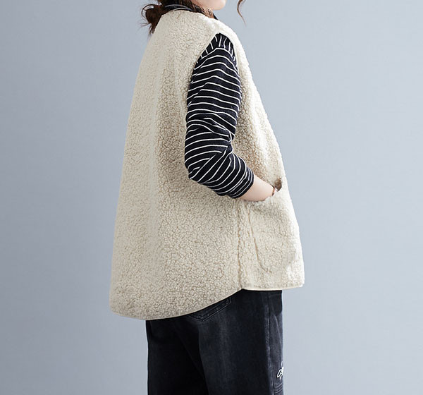 Naiste valge sulevest nööpide ja spitsikaelusega