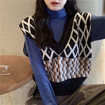 Värviline naiste kootud V-kaelusega vest