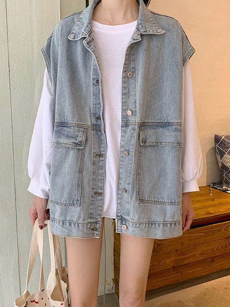 Moteriškos džinsinės liemenės platus modelis su klasikine apykakle ir kišenėmis