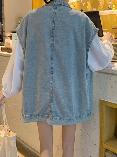 Moteriškos džinsinės liemenės platus modelis su klasikine apykakle ir kišenėmis