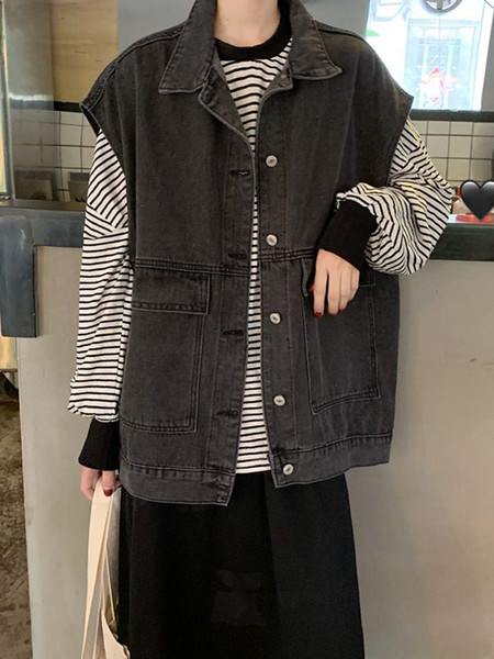 Moteriškos džinsinės liemenės platus modelis su klasikine apykakle ir kišenėmis