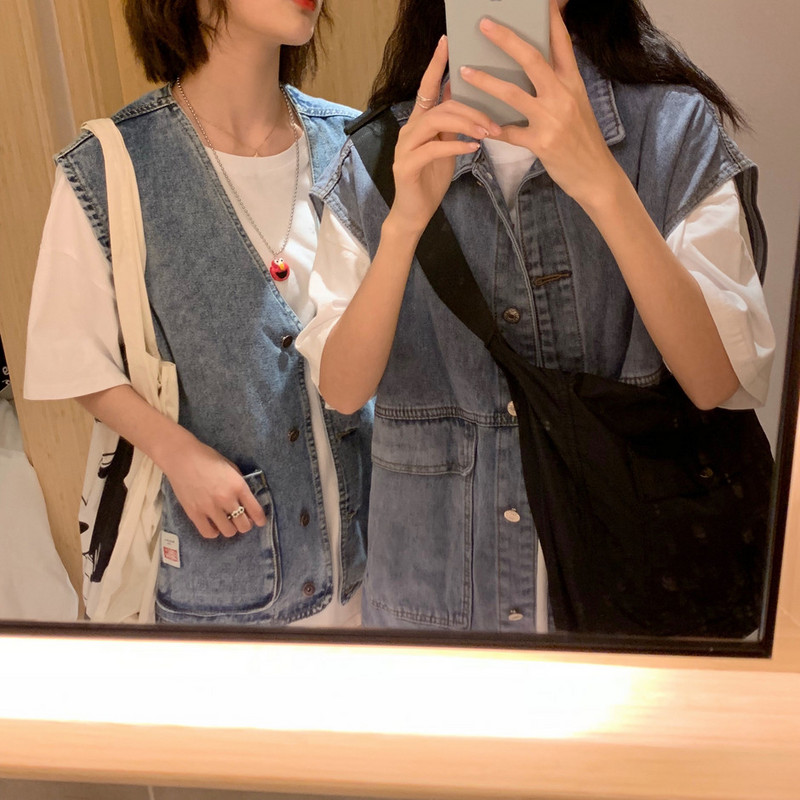 Aktuelan ženski traper prsluk sa džepovima u dva modela