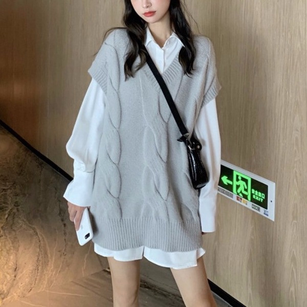 Pikk kootud naiste vest V-kaelusega