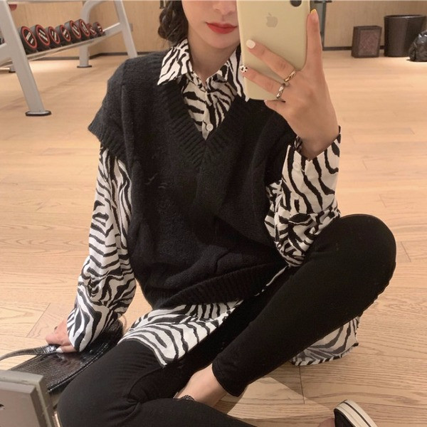 Pikk kootud naiste vest V-kaelusega