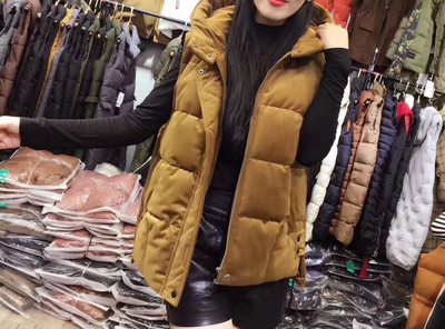 Moteriška laisvalaikio liemenė standartinio ilgio ir gobtuvu