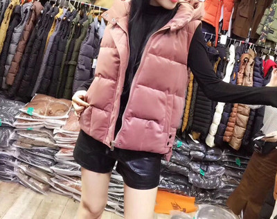 Moteriška laisvalaikio liemenė standartinio ilgio ir gobtuvu