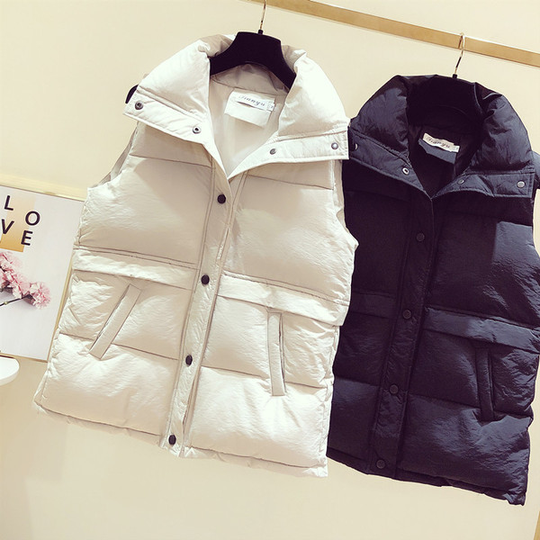 Naiste spordivesti uus mudel taskute ja polo kraega