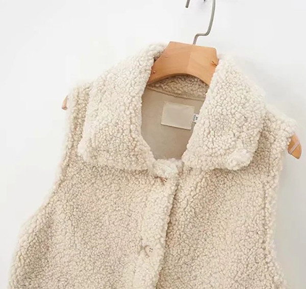 Ravni model donjeg prsluka s gumbima i džepovima