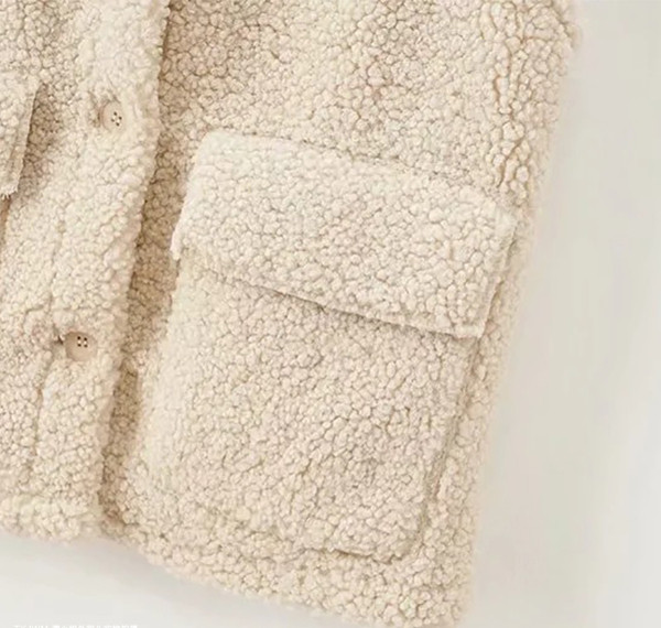 Ravni model donjeg prsluka s gumbima i džepovima