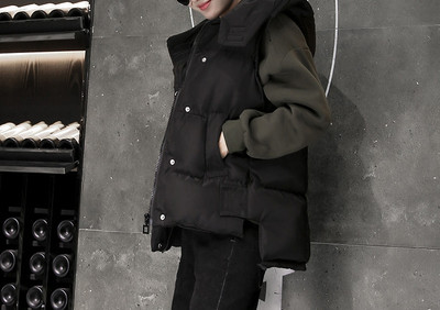 Naiste vabaaja vest kapuutsi ja taskutega musta värvi