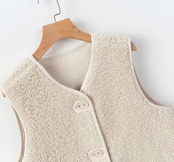 Γούνινο γυναικείο γιλέκο ίσιο μοντέλο με κουμπιά