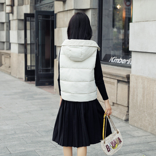 Naujo modelio moteriška liemenė standartinio ilgio ir gobtuvu