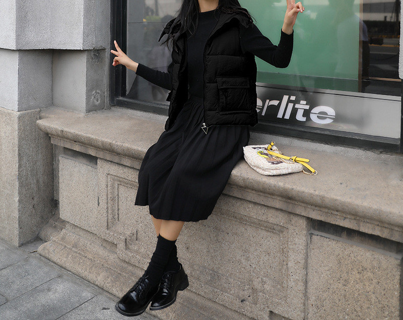 Naujo modelio moteriška liemenė standartinio ilgio ir gobtuvu