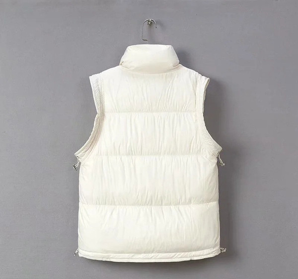 Moteriškos žieminės liemenės tiesus modelis su užtrauktuku ir didelėmis kišenėmis