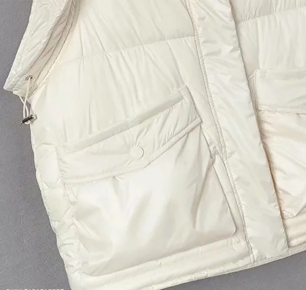 Moteriškos žieminės liemenės tiesus modelis su užtrauktuku ir didelėmis kišenėmis