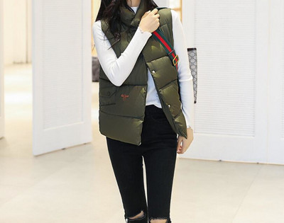 Kõrge krae ja tikandiga vabaaja naistevest