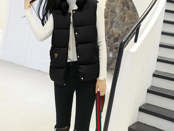 Kõrge krae ja tikandiga vabaaja naistevest