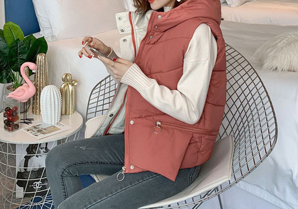 Talveks sobiv vabaaja naiste vest kapuutsiga