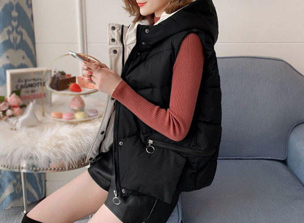 Talveks sobiv vabaaja naiste vest kapuutsiga