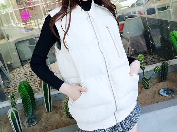 Moteriška laisvalaikio liemenė su ovaliu apykakle ir užtrauktuku