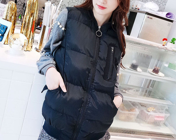 Moteriška laisvalaikio liemenė su ovaliu apykakle ir užtrauktuku