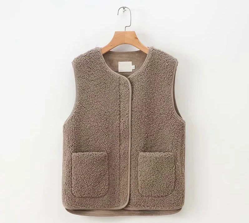 Naiste tasku ja ümara kaelusega sulevest