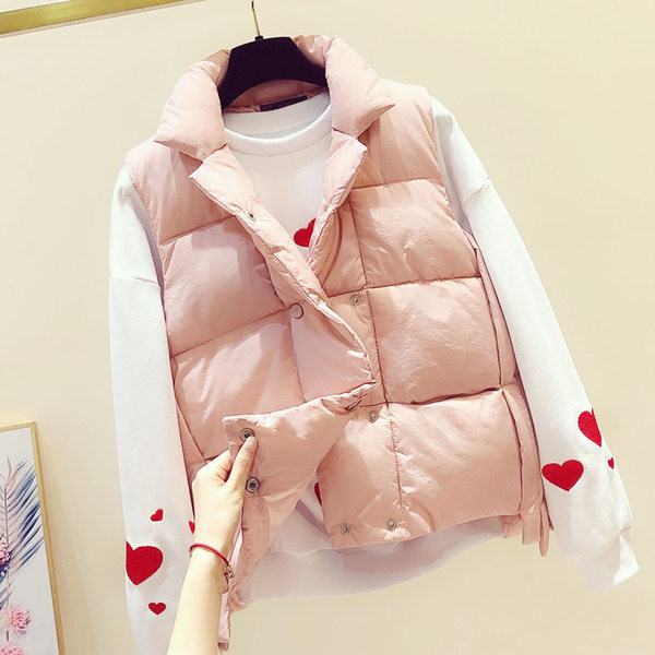 Moodne naiste nööpidega talvevest