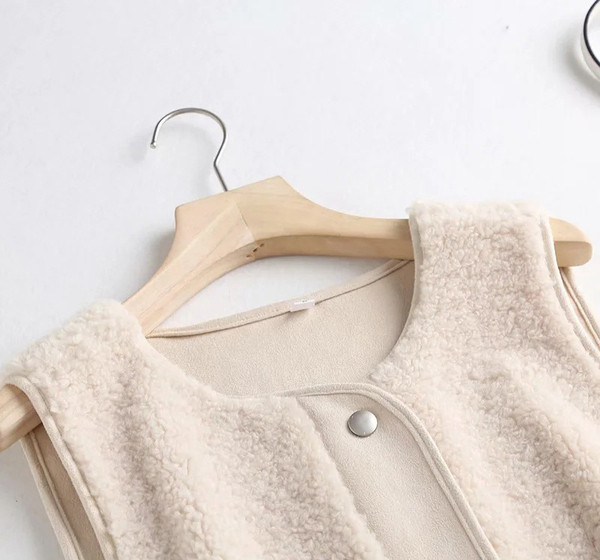 Naiste nööpidega sulevest lai mudel