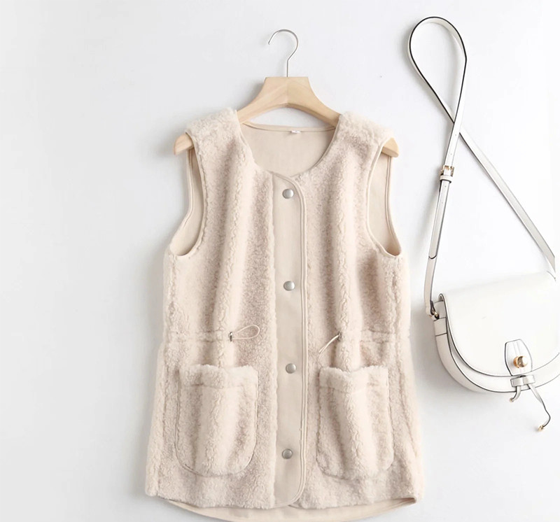 Naiste nööpidega sulevest lai mudel