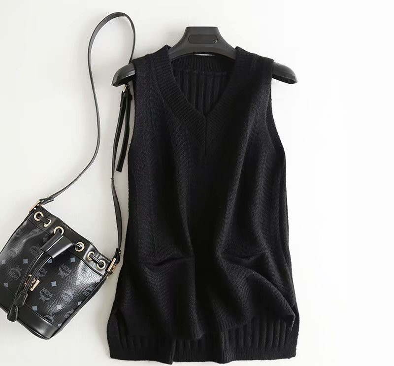 Γυναικείο πλεκτό γιλέκο με λαιμόκοψη και σχισμές