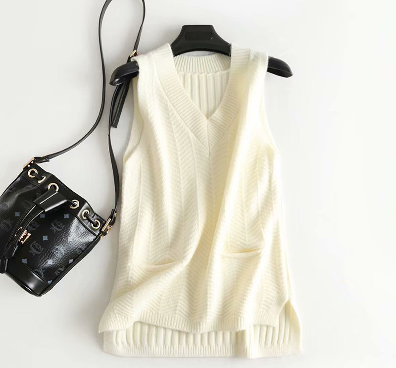 Γυναικείο πλεκτό γιλέκο με λαιμόκοψη και σχισμές