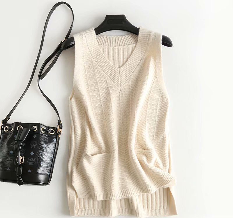 Γυναικείο πλεκτό γιλέκο με λαιμόκοψη και σχισμές