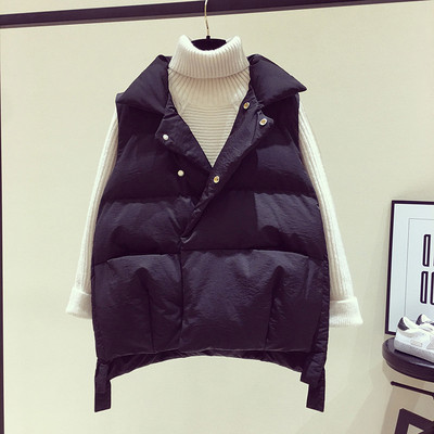 Dabartinė moteriška liemenė aukšta apykakle ir sagomis