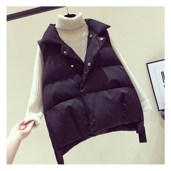 Dabartinė moteriška liemenė aukšta apykakle ir sagomis